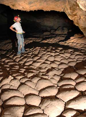 Mounds on floor of Umm Jirsan - Photo by John Pint